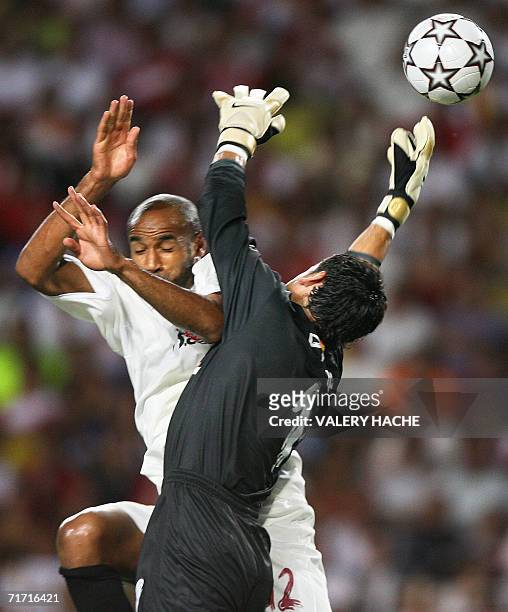 Sevilla's Malian forward Frederic Kanoute vies with Sevilla's goalkeeper Andres Palop during the European Super Cup football match Barcelona vs....