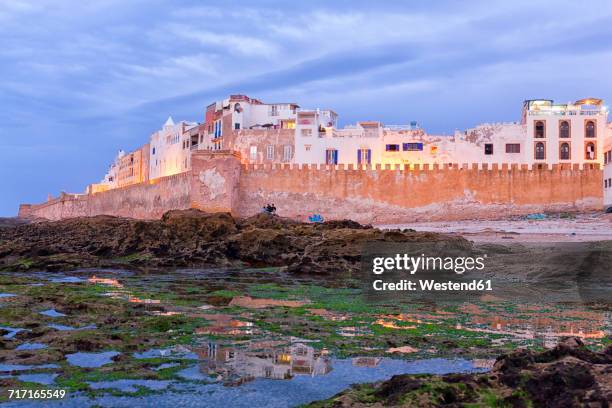 morocco, essaouira, view to medina - médina photos et images de collection
