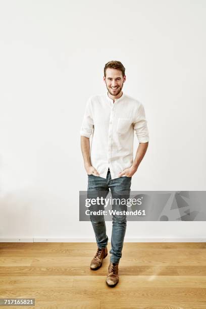 portrait of smiling young man - camisa branca imagens e fotografias de stock