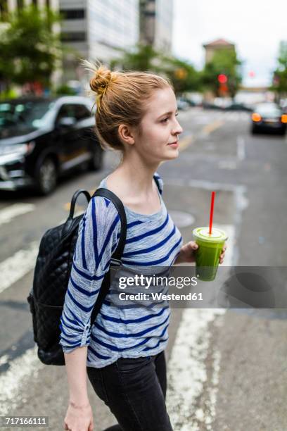 usa, new york city, woman holding a smoothie walking on the streets of manhattan - drinking soda in car stock pictures, royalty-free photos & images