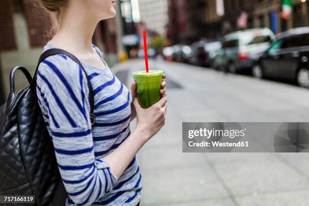 usa, new york city, woman holding a smoothie in manhattan - drinking soda in car stock pictures, royalty-free photos & images