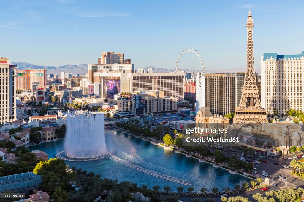 USA, Nevada, Las Vegas, Strip, fountain of hotel Bellagio and Eiffel Tower