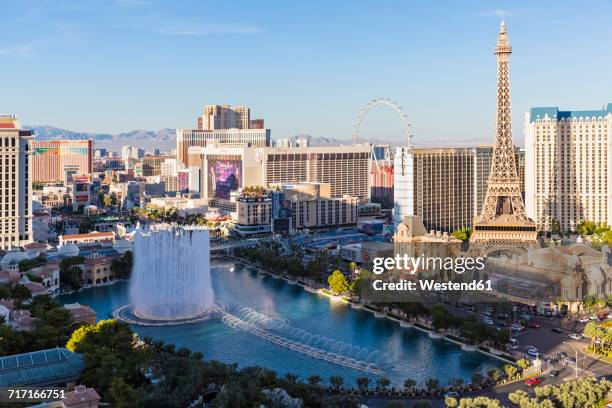 usa, nevada, las vegas, strip, fountain of hotel bellagio and eiffel tower - las vegas strip stockfoto's en -beelden