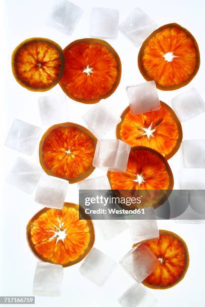 orange slices and ice cubes - bloedsinaasappel stockfoto's en -beelden