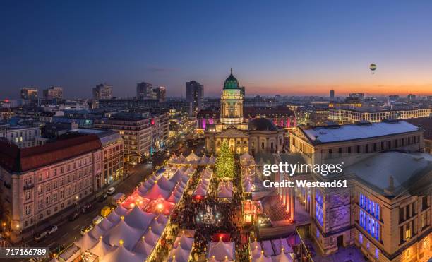 germany, berlin, christmas market at gendarmenmarkt in the evening - konzerthaus berlin stock-fotos und bilder