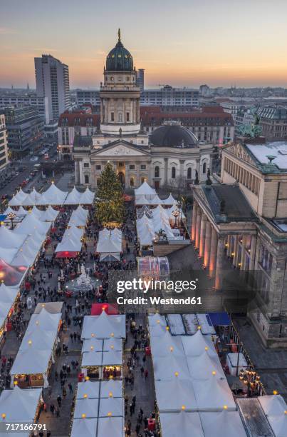 germany, berlin, christmas market at gendarmenmarkt at dusk - neue kirche - fotografias e filmes do acervo