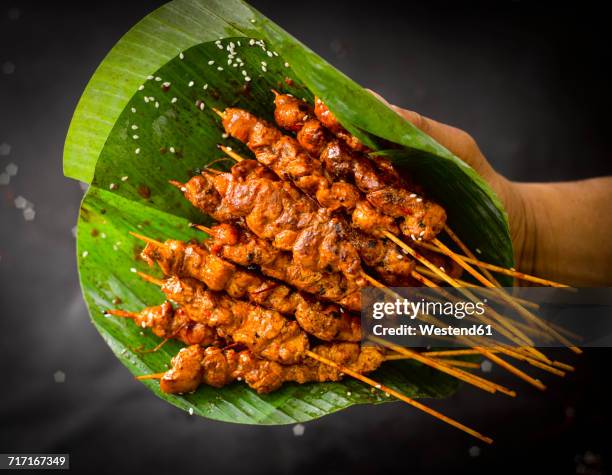 chicken satay skewers and banana leaf - chicken skewers stockfoto's en -beelden