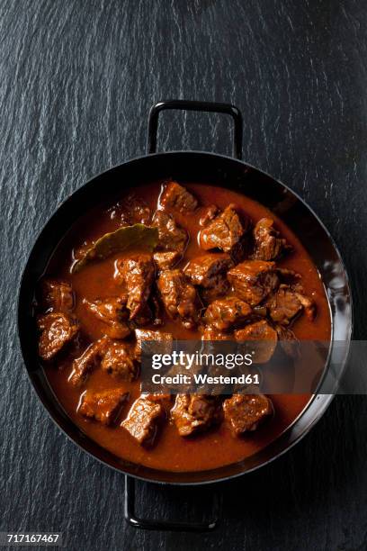 pot with beef goulash - stew fotografías e imágenes de stock