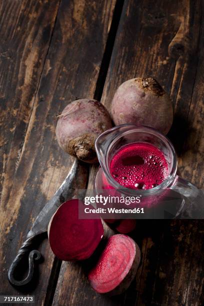 beetroot and beetroot juice - remolacha fotografías e imágenes de stock