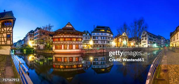 france, strasbourg, la petite france, with l'ill river and half-timbered houses at blue hour - estrasburgo fotografías e imágenes de stock