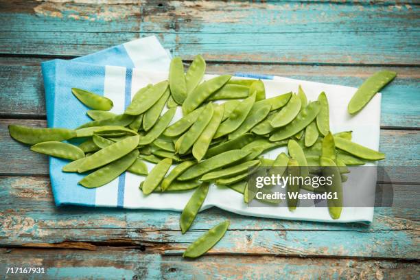 snow peas on cloth - vagem chata imagens e fotografias de stock