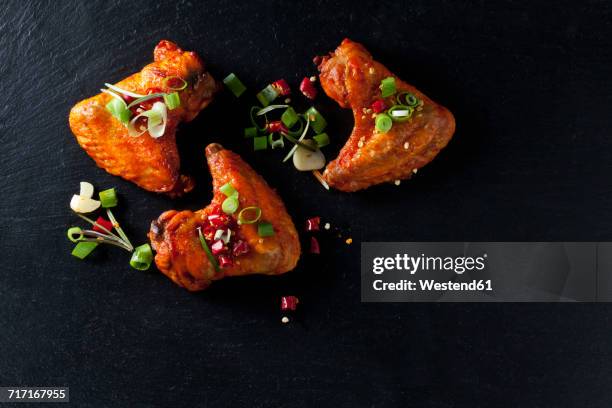 marinated and grilled chicken wings on slate - schist fotografías e imágenes de stock