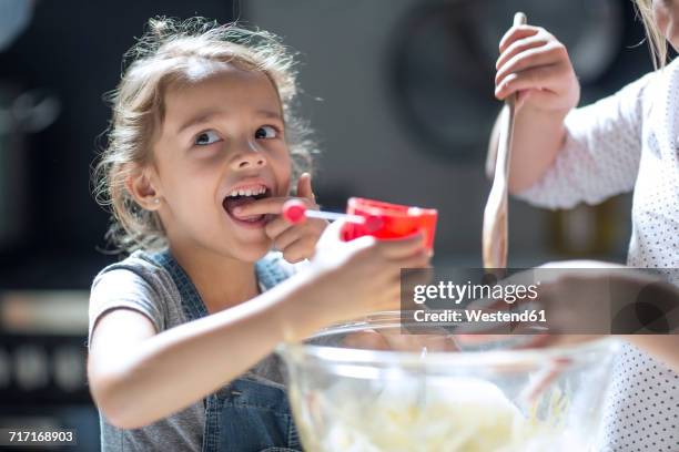 girls preparing dough - girls licking girls stockfoto's en -beelden