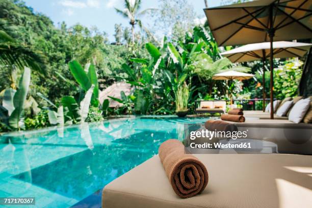 indonesia, bali, tropical swimming pool - luxe hotel stockfoto's en -beelden