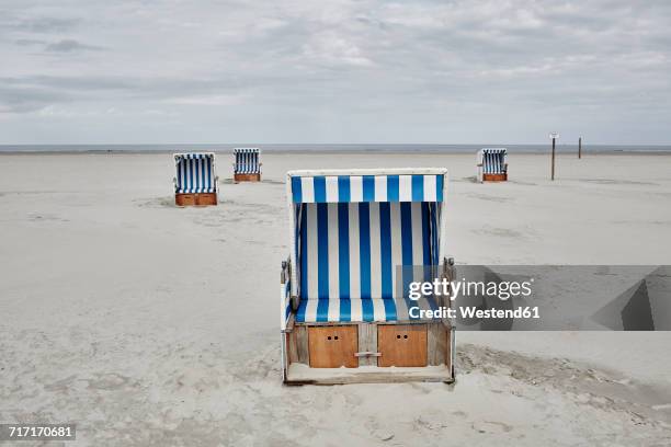 germany, schleswig-holstein, st peter-ording, hooded beach chair - silla de playa con toldo fotografías e imágenes de stock