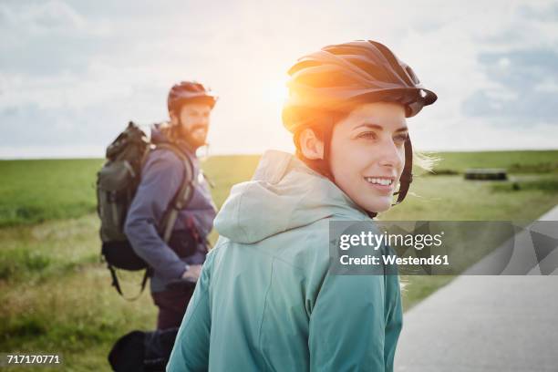 germany, schleswig-holstein, eiderstedt, couple on a bicycle tour having a break in marsh landscape - fahrrad paar stock-fotos und bilder