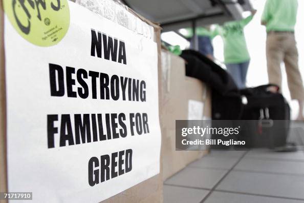 Pikiting Block Northwest Airlines flight attendants do informational picketing... News ...