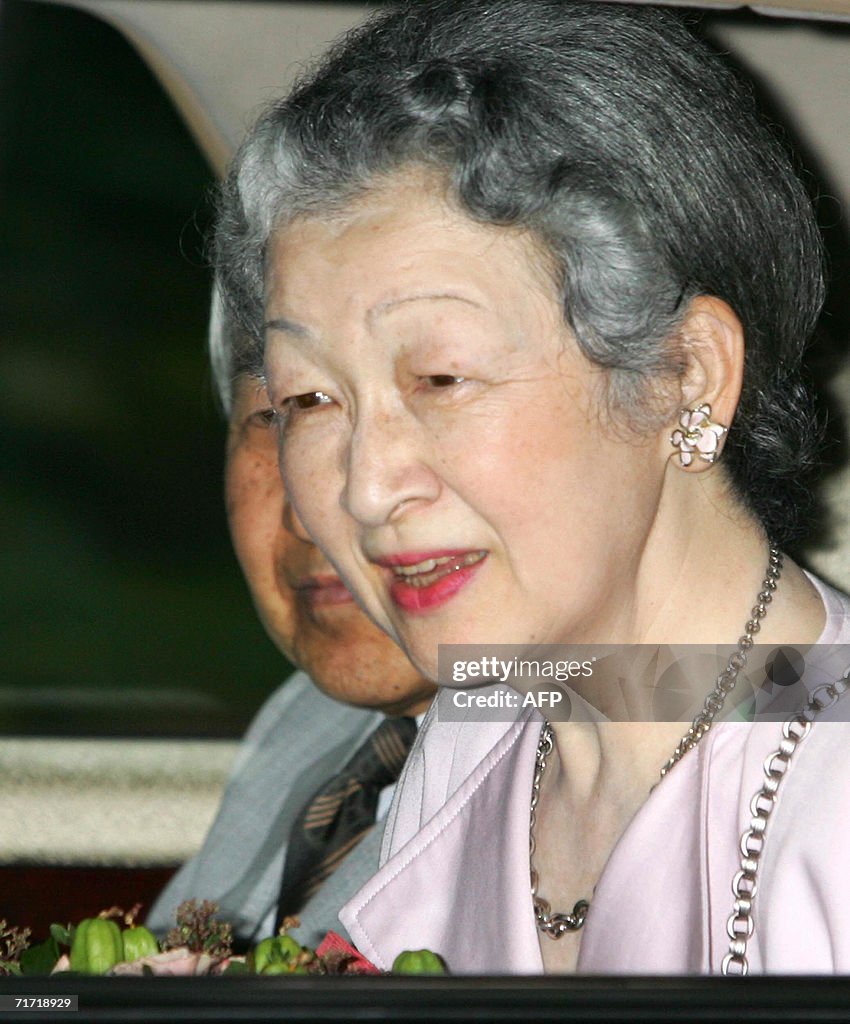Japan's Emperor Akihito (L) and Empress