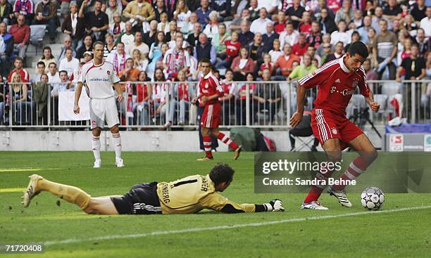 Roy Makaay of Munich runs past goalkeeper Raphael Schaefer of Nuremberg during the Bundesliga match between FC Bayern Munich and 1.FC Nuremberg at...