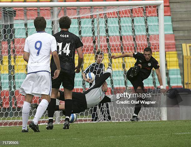 Andreas Schmidt of Hertha BSC scores the second goal, Daniel Frahn of Hertha, Marcel Eger, Benedikt Pliquett and Jeton Arift of St. Pauli during the...