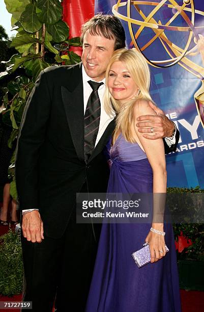 Actor Kevin Nealon with wife Susan Yeagley arrive at the 58th Annual Primetime Emmy Awards at the Shrine Auditorium on August 27, 2006 in Los...