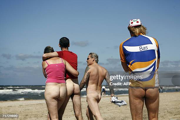 Zandvoort, NETHERLANDS: Participants of the sixth Bare Buttock Walk are pictured during the 5km course on the beach at Zandvoort, 27 August 2006. AFP...