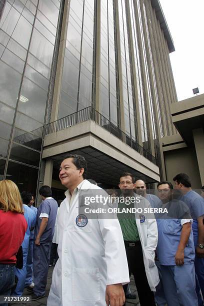 Medicos del hospital San Juan de Dios participan en una protesta frente al Ministerio de Finanzas en Ciudad de Guatemala, el 28 de Agosto de 2006....