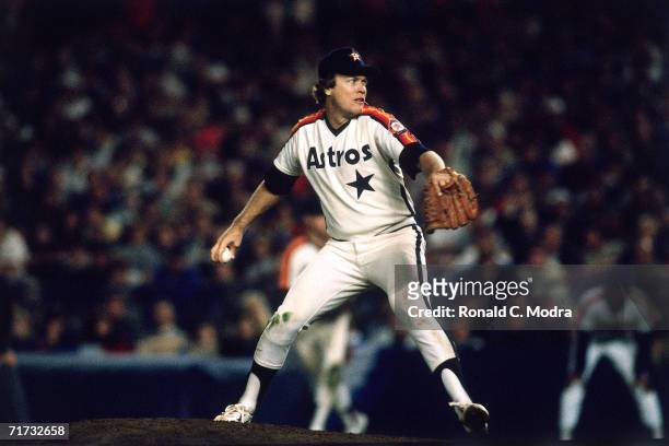Pitcher Mike Scott of the Houston Astros pitching to the New York Mets at Shea Stadium during Game 4 of the National League Championship Series on...