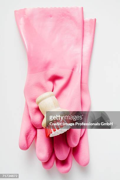 pink rubber gloves and brush - roze handschoen stockfoto's en -beelden