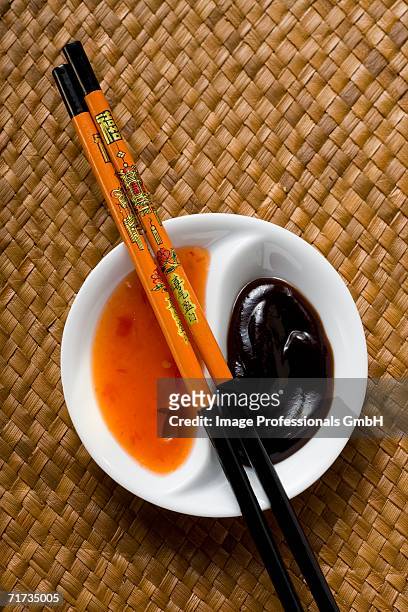 hoisin sauce and sweet and sour chili sauce (asia) - hoisin sauce stock pictures, royalty-free photos & images