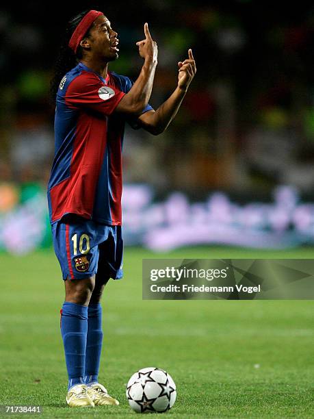 Ronaldinho of Barcelona gives instructions during the UEFA Super Cup between FC Barcelona and FC Sevilla at the Stadium Louis II on August 25, 2006...