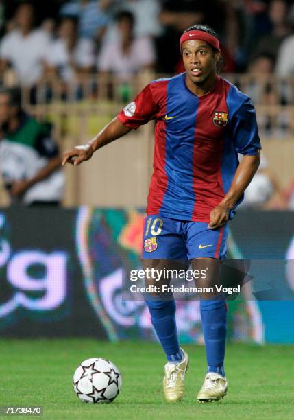 Ronaldinho of Barcelona in action during the UEFA Super Cup between FC Barcelona and FC Sevilla at the Stadium Louis II on August 25, 2006 in Monte...