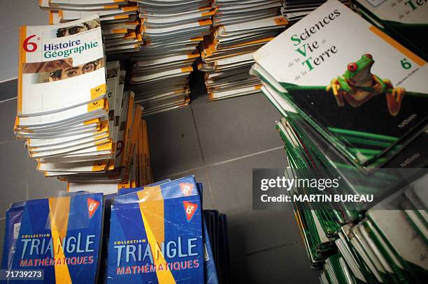 Des livres scolaires sont entreposes le 29 aout 2006 a Decines dans une salle de cours du plus grand groupe scolaire musulman de France, le...