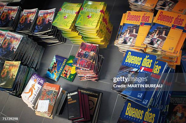 Des livres scolaires sont entreposes le 29 aout 2006 a Decines dans une salle de cours du plus grand groupe scolaire musulman de France, le...