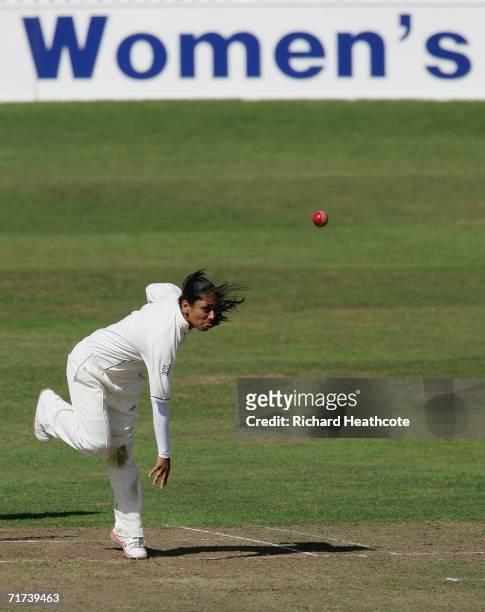 Isa Guha of England bowls during the 2nd npower Test between England Women and India Women at the County Ground on August 29, 2006 in Taunton,...