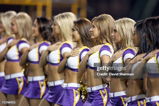 2.288 Minnesota Vikings Cheerleaders Stock Photos, High-Res Pictures, and Images - Getty Images