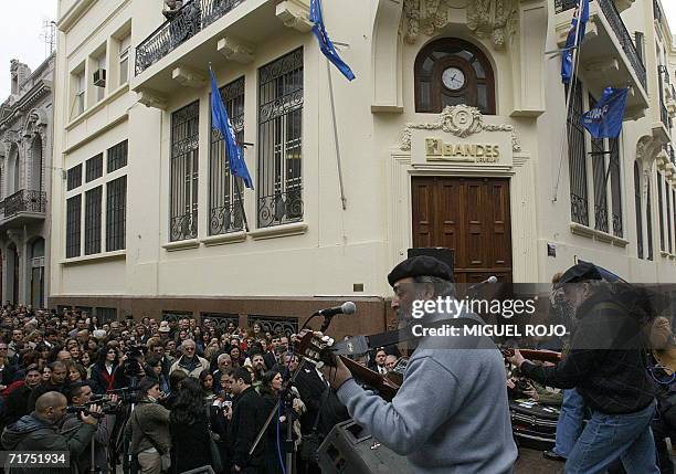 El duo de folklore Larbanois-Carrero ofrece un espectaculo organizado por el sindicato bancario del Uruguay, frente a la sede del Banco de Desarrollo...