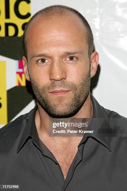 Actor Jason Statham arrives at the MTV 2006 Video Music Awards Forum at Radio City Music Hall in the Grand Lounge on August 30, 2006 in New York City.