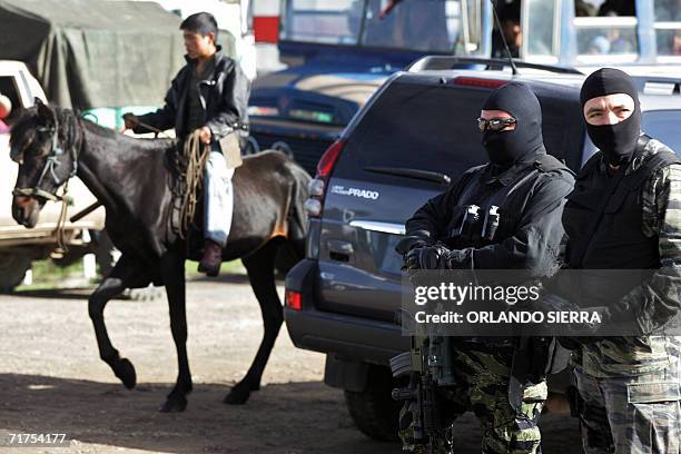 Oficiales de la Direccion de Investigacion Criminal de la Policia Nacional Civil participan de un operativo policial en los accesos del municipio de...