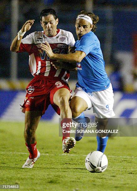 Richard Nunez of Cruz Azul, vies the ball with Aaron Padilla of Necaxa, during the Torneo Apertura 2006 football match in Mexico City 30 August 2006....