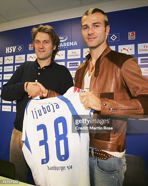 Danijel Ljuboja shakes hands with Hamburger SV CEO Dietmar Beiersdorfer during a press conference after signing for Hamburger SV on a one-year loan...