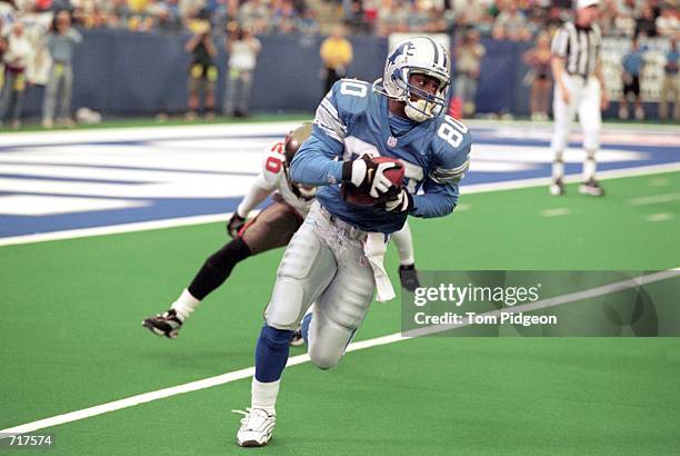 Desmond Howard of the Detroit Lions runs with the ball during the game against the Tampa Bay Buccaneers at the SilverDome in Pontiac, Michigan. The...