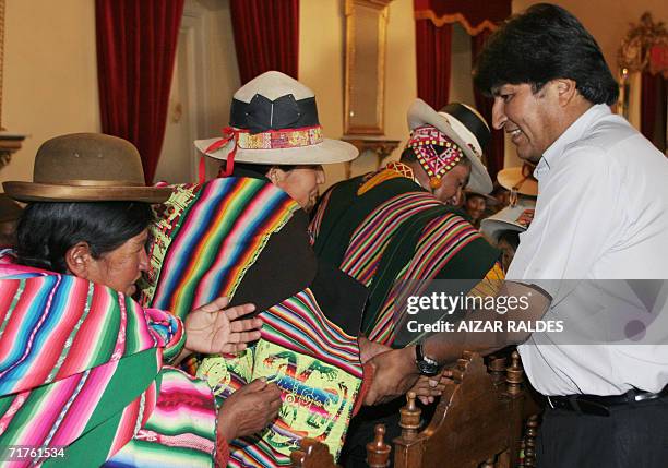 Evo Morales , presidente de Bolivia, saluda a integrantes del Consejo Nacional de Ayllus Markas del Collasuyo el 31 de agosto de 2006 en el Palacio...