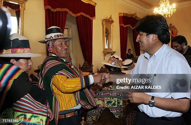 Evo Morales , presidente de Bolivia, saluda a integrantes del Consejo Nacional de Ayllus Markas del Collasuyo el 31 de agosto de 2006 en el Palacio...