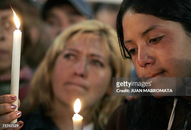 Buenos Aires, ARGENTINA: Familiares de victimas de la violencia lloran en la Plaza de Mayo de Buenos Aires, durante un acto convocado por sectores de...