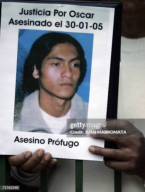 Buenos Aires, ARGENTINA: Una persona muestra una foto de un familiar victima de la violencia en la Plaza de Mayo de Buenos Aires, durante un acto con...