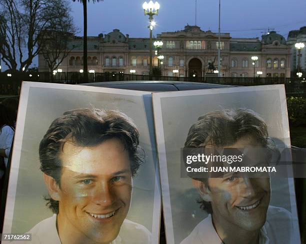 Buenos Aires, ARGENTINA: Retratos de Axel Blumberg, hijo del empresario Juan Carlos Blumberg, son mostrados en la Plaza de Mayo de Buenos Aires,...