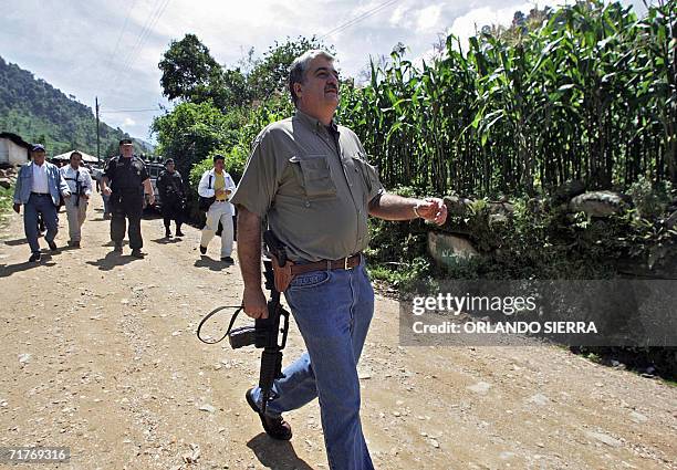 El ministro de Gobernacion de Guatemala, Carlos Viellman, recorre con un fusil de asalto las calles del municipio de Tajumulco, en el departamento de...