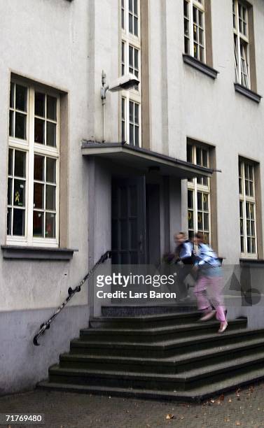 Children enter the elementary school in Duisburg's Dislichstrasse on September 01 Duisburg-Meiderich, Germany. On the evening of August 31, 2006 a...