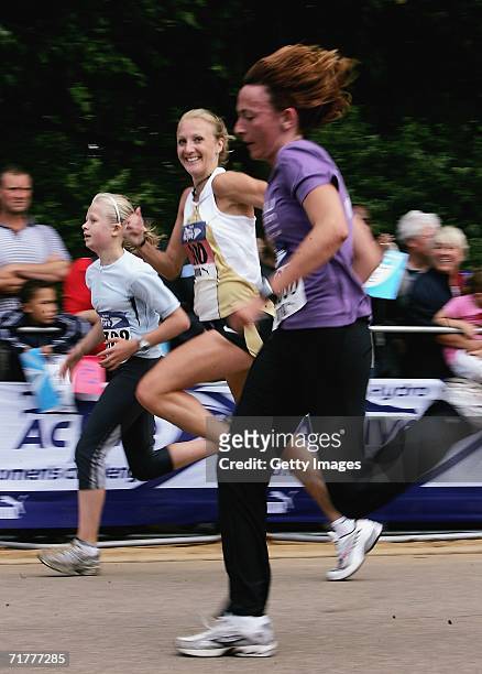 Paula Radcliffe runs alongside the fun runners during the Lucozade Hydro Active Womens Challenge in Hyde Park on September 3, 2006 in London, England.
